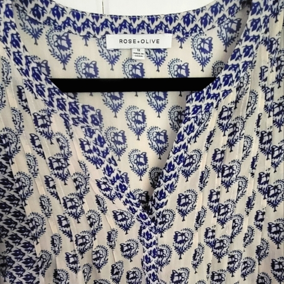 ROSE & OLIVE Blue & Ivory Floral Pintuck Flutter Sleeve - Picture 6 of 7